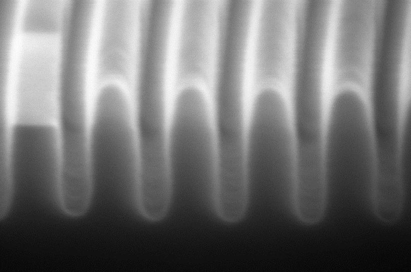 ALEにより作製された シリコントレンチ (25 nm 幅、深さ 110 nm)