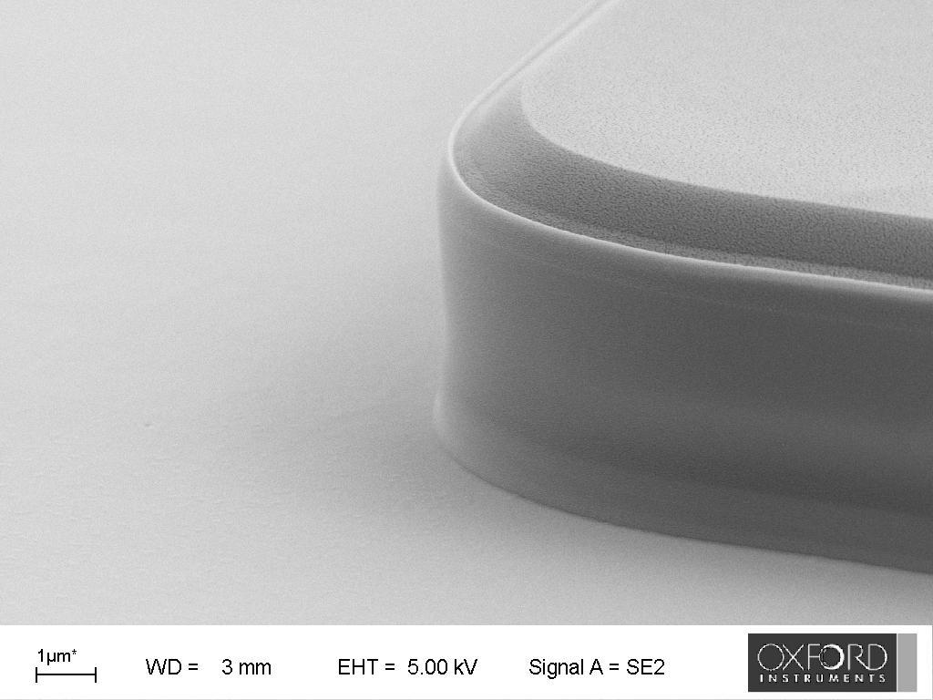 GaNのエッチングにより形成された平滑な表面