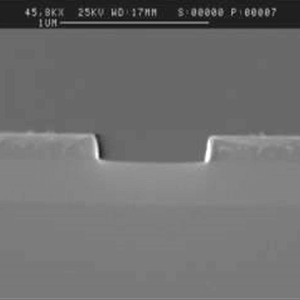 SiO2 基板表面まで Nb 薄膜の 20 nm を RIE エッチング