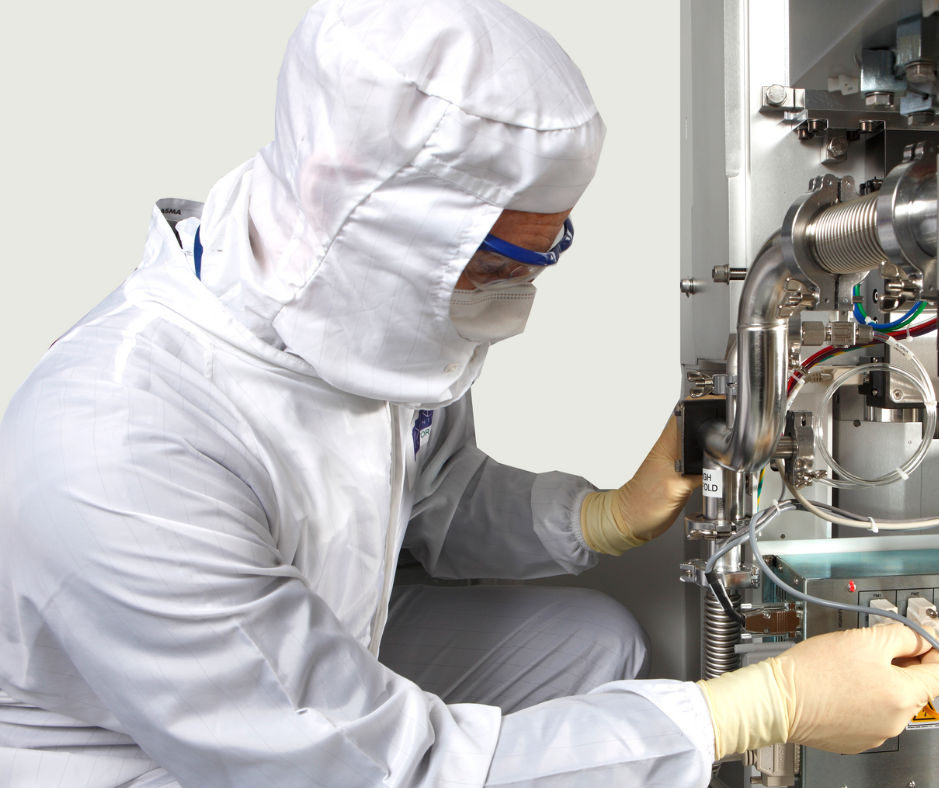 Plasma Technology装置のメンテナンスを行う男性